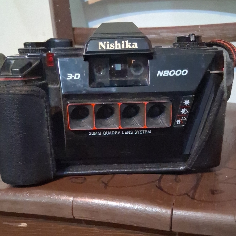500TL Black and Silver Camera - Picture 2 of 3